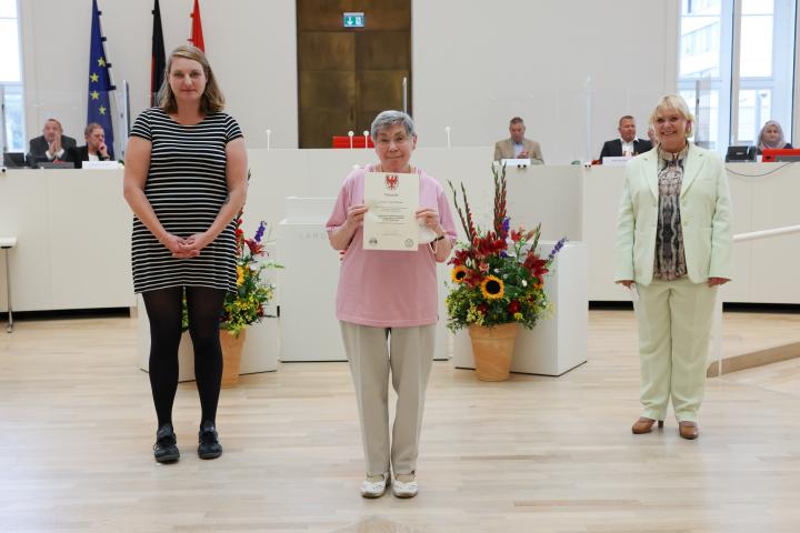 Übergabe der Medaille und Urkunde an die zu Ehrende Dr. Irene Dehmel (m.)