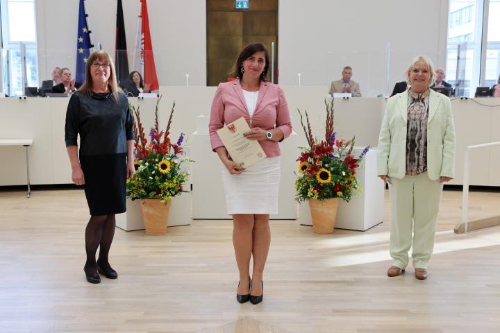 Übergabe der Medaille und Urkunde an die zu Ehrende Roxana Trasper (m.)