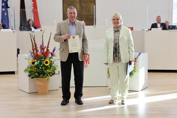 Übergabe der Medaille und Urkunde an den zu Ehrenden Siegfried Gawlik (l.)