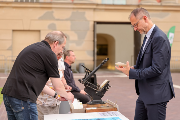 Mobile Druckpresse der Galerie Sonnensegel Brandenburg/Havel