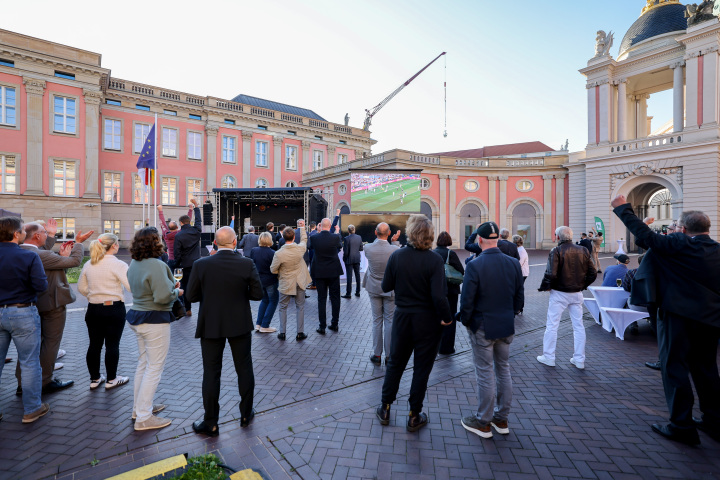 Impression Public Viewing vor Beginn des parlamentarischen Abend 
