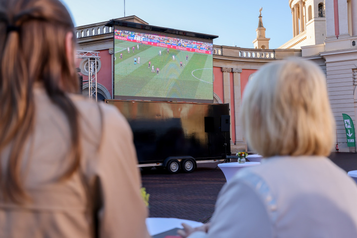 Impression Public Viewing vor Beginn des parlamentarischen Abend 