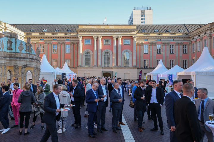 Impression Public Viewing vor Beginn des parlamentarischen Abend 