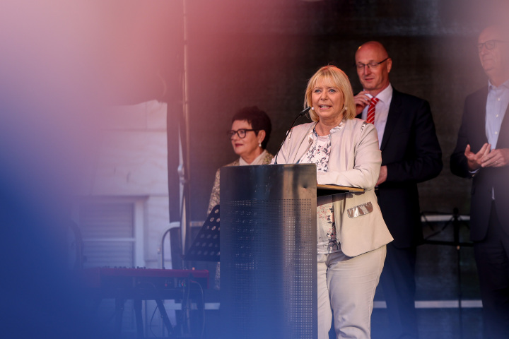 Begrüßung der Landtagspräsidentin Prof. Dr. Ulrike Liedtke zum parlamentarischen Abend im Innenhof des Landtages