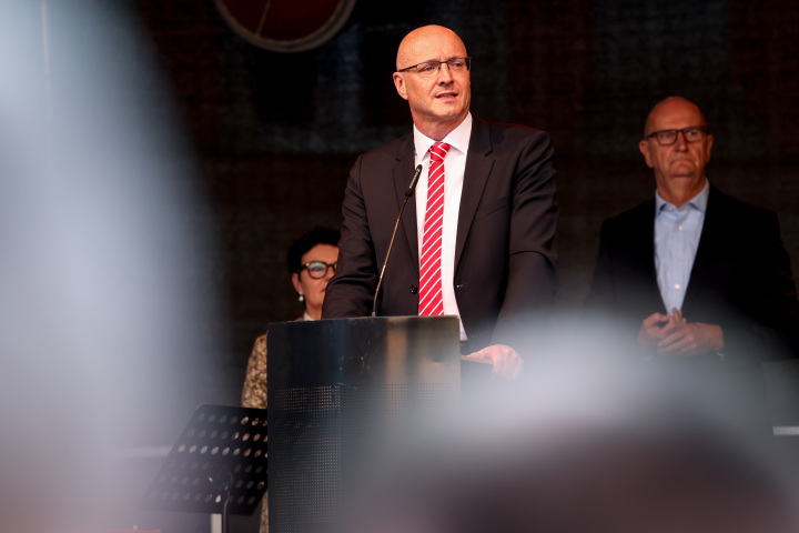 Begrüßung des geschäftsführenden Präsidenten des Ostdeutschen Sparkassenverbandes Ludger Westkamp zum parlamentarischen Abend im Innenhof des Landtages