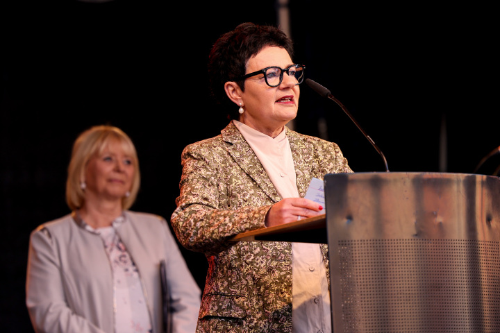 Begrüßung der Vorsitzenden des Landesverbandes Ost des Deutschen Bühnenvereins Brigitte Faber-Schmidt zum parlamentarischen Abend im Innenhof des Landtages