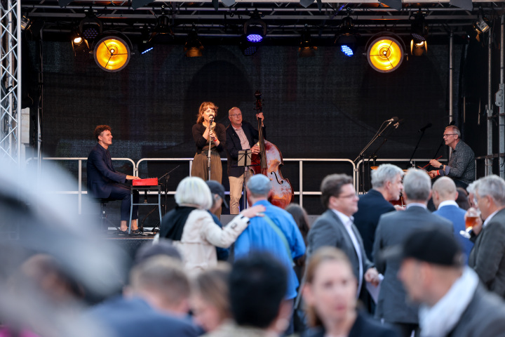 Impression des parlamentarischen Abends im Innenhof des Landtages