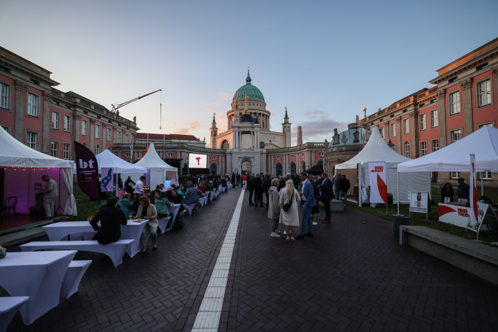 Impression des parlamentarischen Abends im Innenhof des Landtages