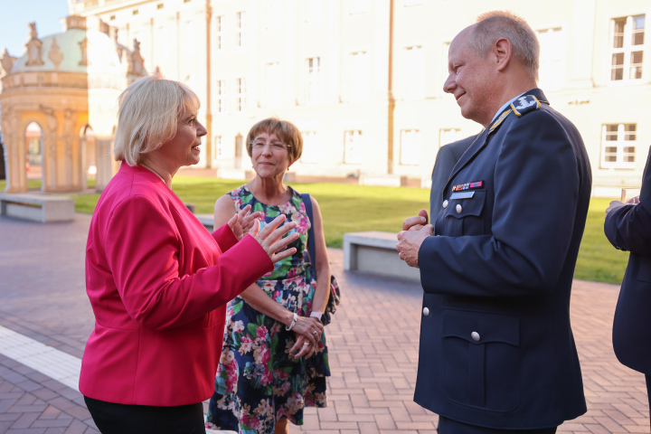 Eintreffen der Gäste zum Parlamentarischen Abend im Innenhof des Landtages. Landtagspräsidentin Prof. Dr. Ulrike Liedtke (l.) im Gespräch mit dem Kommandeur des Landeskommandos Brandenburg Oberst Olaf Detlefsen (r.).