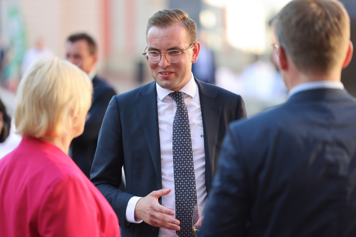 Eintreffen der Gäste zum Parlamentarischen Abend im Innenhof des Landtages.