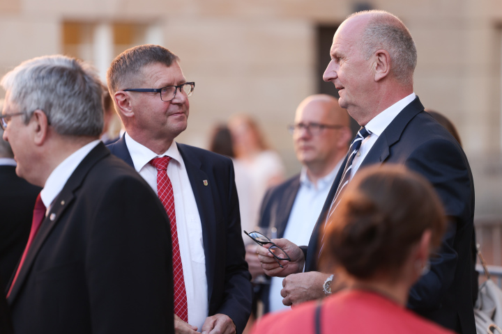 Eintreffen der Gäste zum Parlamentarischen Abend im Innenhof des Landtages, Ministerpräsident Dr. Dietmar Woidke (r.) im Gespräch.