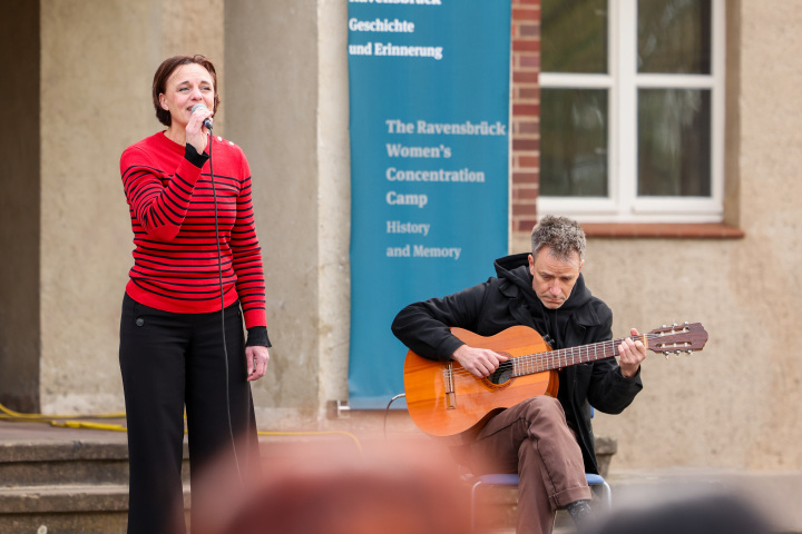 Musikalische Begleitung der Gedenkveranstaltung durch Céline Bocquillon (Gesang und Renaud Cayla (Gitarre)