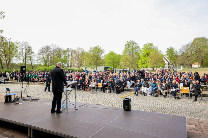 Blick auf den Vorplatz der ehemaligen Kommandantur während der Gedenkveranstaltung