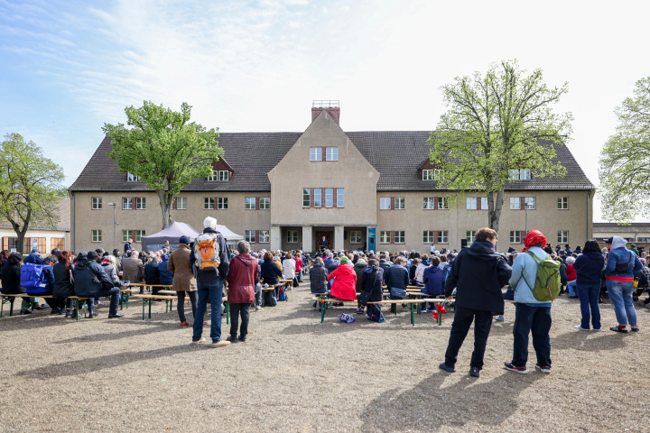 Blick auf den Vorplatz der ehemaligen Kommandantur während der Gedenkveranstaltung