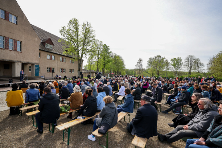 Blick auf den Vorplatz der ehemaligen Kommandantur während der Gedenkveranstaltung