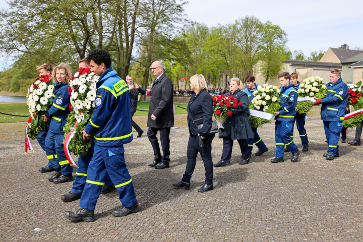 Gang zur Kranzniederlegung am Mahnmal "Die Tragende" in der KZ-Gedenksätte Ravensbrück