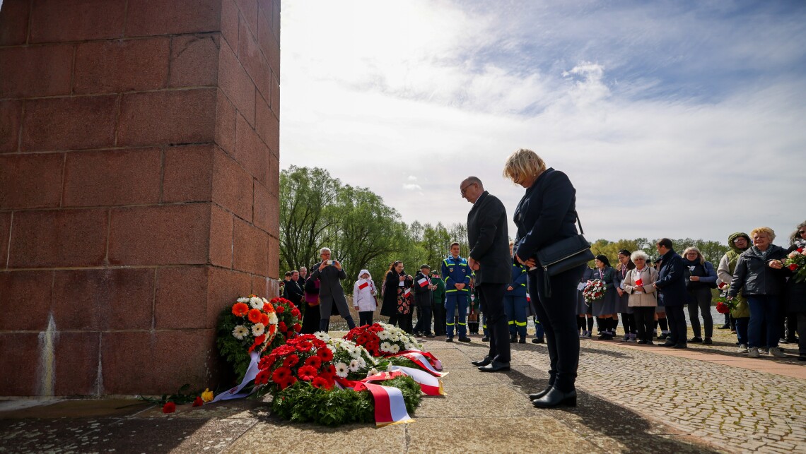 Kranzniederlegung am Mahnmal "Die Tragende", Landtagspräsidentin Prof. Dr. Ulrike Liedtke (r.) und Ministerpräsident Dr. Dietmar Woidke (l.) 