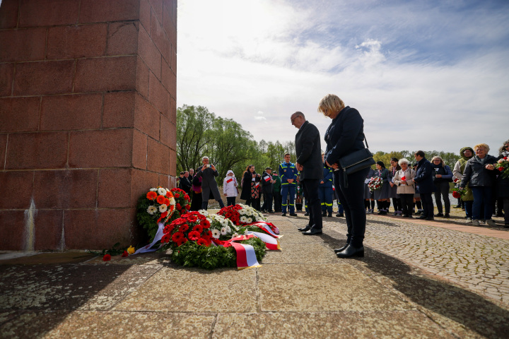 Kranzniederlegung am Mahnmal "Die Tragende", Landtagspräsidentin Prof. Dr. Ulrike Liedtke (r.) und Ministerpräsident Dr. Dietmar Woidke (l.) 