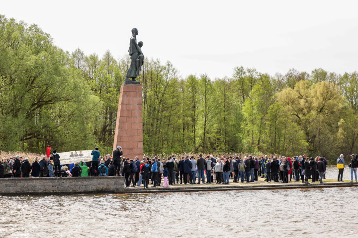 Kranzniederlegung am Mahnmal "Die Tragende" in der KZ-Gedenkstätte Ravensbrück