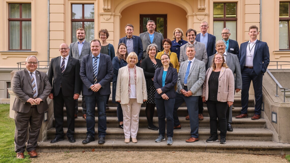 Landagspräsidentin Prof. Dr. Ulrike Liedtke und weitere Vertreterinnen und Vertreter der sechs Landtagsfraktionen trafen Vorsitzende von Kreistagen und Stadtverordnetenversammlungen zum Austausch.