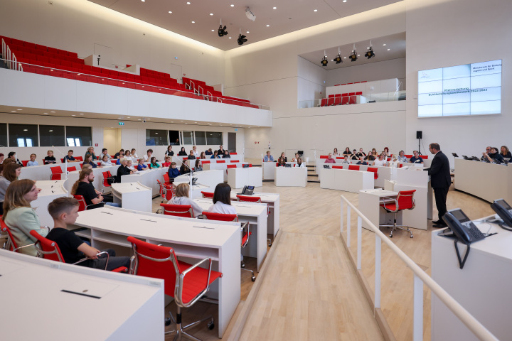 Blick in den Plenarsaal während der Preisverleihung zum Schülerzeitungswettbewerb 2022/2023