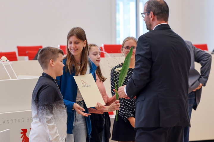 Die Preisträgerinnen und Preisträger des 3. Landespreises (Kategorie Grundschulen) der Schülerzeitung Goethes Blatt der Goethe Grundschule Potsdam