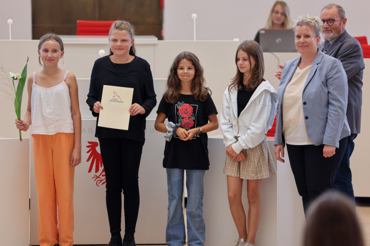Die Preisträgerinnen und Preisträger des 1. Landespreises (Kategorie Grundschulen) der Schülerzeitung Reporterkids von der Grund- und Gesamtschule Schenkenland