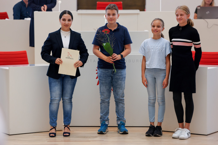 Die Preisträgerinnen und Preisträger des 1. Landespreises (Kategorie Grundschulen) der Schülerzeitung PAULIE von der Paul-Maar-Grundschule Großziethen