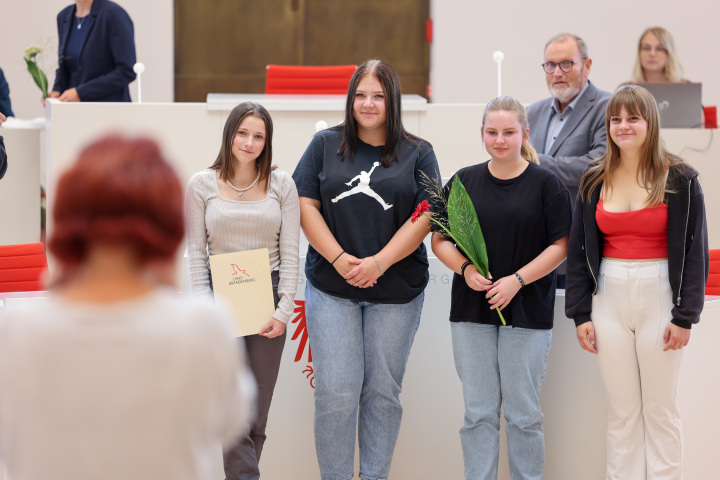 Die Preisträgerinnen und Preisträger des 2. Landespreises (Kategorie Oberschulen) der Schülerzeitung Werners beste Seiten von der Werner-von-Siemens-Schule Gransee