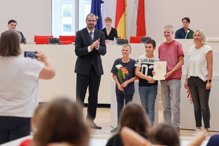 Die Preisträgerinnen und Preisträger des 1. Landespreises (Kategorie Oberschulen) der Schülerzeitung GOS-News von der Grund- und Oberschule Müllrose