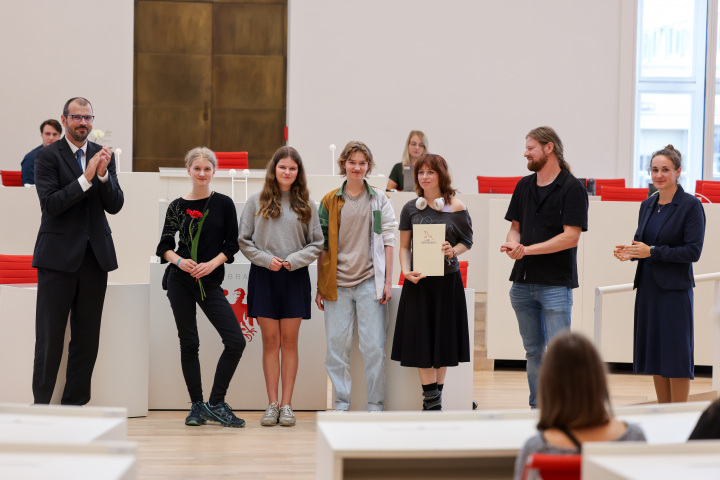 Die Preisträgerinnen und Preisträger des 3. Landespreises (Kategorie Gymnasien/Gesamtschule) der Schülerzeitung iWahn des Louise-Henriette-Gymnasium Oranienburg