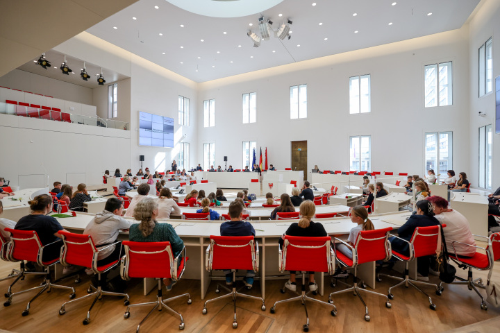 Blick in den Plenarsaal während der Preisverleihung zum Schülerzeitungswettbewerb 2022/2023