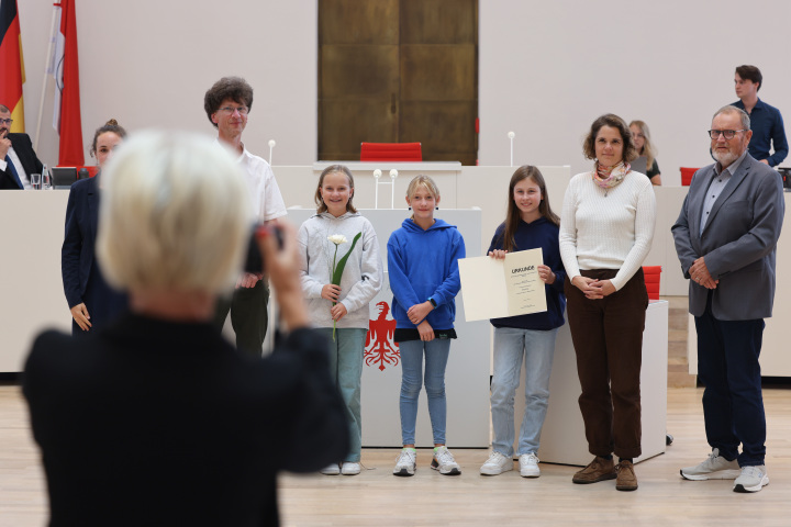 Die Preisträgerinnen und Preisträger des Sonderpreises der Landtagspräsidentin der Schülerzeitung Bürgel Star der Grundschule Bruno H. Bürgel Potsdam