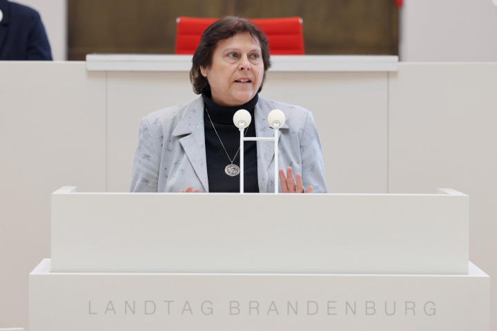 Auszeichnung des Sonderpreises der Deutschen Journalistinnen- und Jornalisten-Union (dju) durch Dr. Susanne Stracke-Neumann