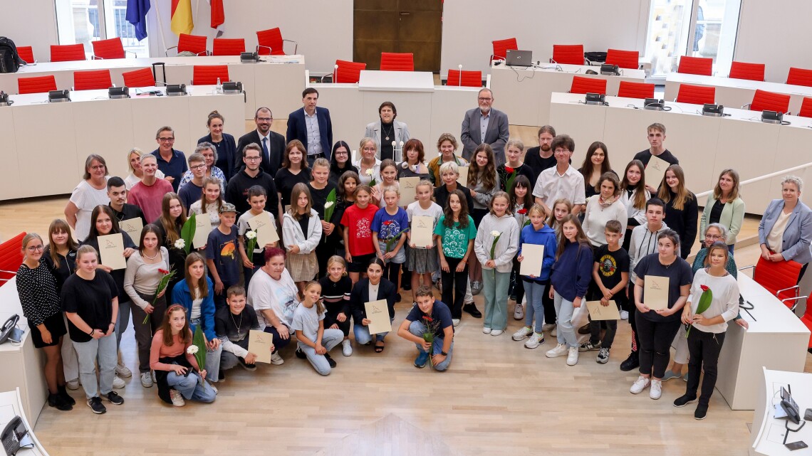 Gruppenfoto aller Preisträgerinnen und Preisträger des Schülerzeitungswettbewerbes 2022/2023