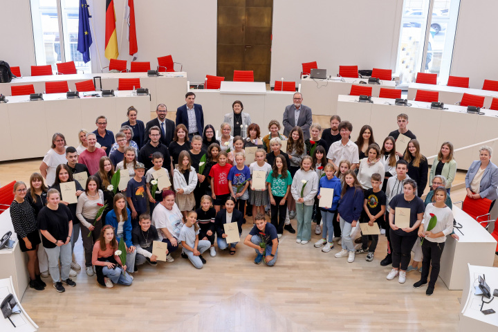 Gruppenfoto aller Preisträgerinnen und Preisträger des Schülerzeitungswettbewerbes 2022/2023
