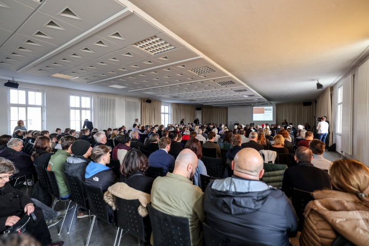 Blick in den Veranstaltungsraum während der Begrüßung der stellvertretenden Leiterin der Gedenkstätte und des Museums Sachsenhausen Dr. Astrid Ley