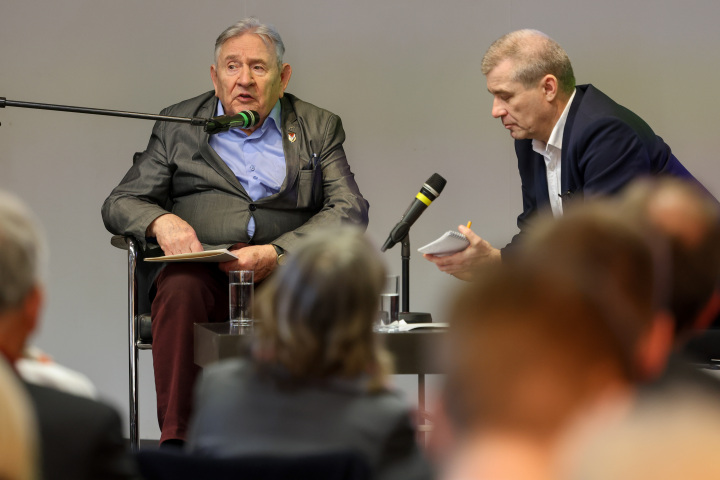 Ansprache des Überlebenden des KZ Sachsenhausen Bogdan Bartnikowski (l.)