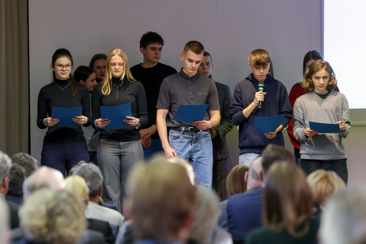 Präsentation  von Objekten und Lesung von Erinnerungsberichten durch Schülerinnen und Schüler des Gymnasiums Panketal