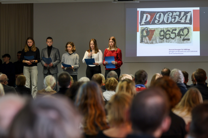 Präsentation  von Objekten und Lesung von Erinnerungsberichten durch Schülerinnen und Schüler des Gymnasiums Panketal