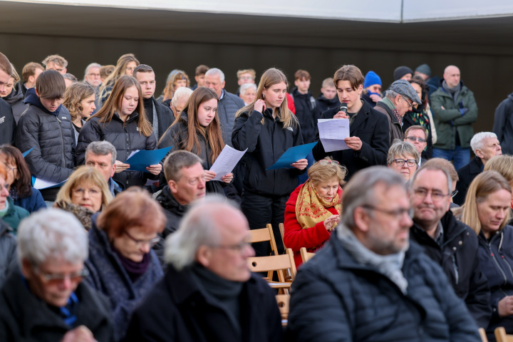 Verlesung von Namen von Opfern  durch Schülerinnen und Schüler des Gymnasiums Panketal in der „Station Z“