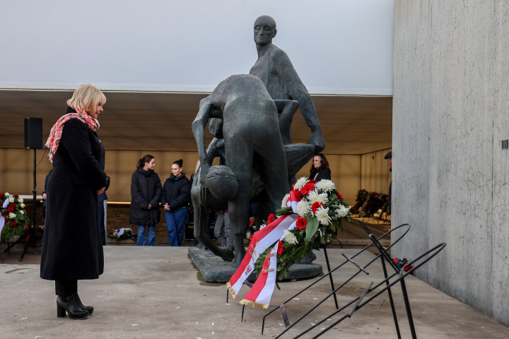 Landtagspräsidentin Prof. Dr. Ulrike Liedtke bei der Kranzniederlegung am zentralen Gedenkort „Station Z“