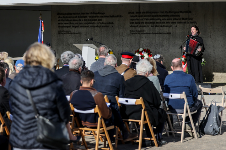 Impression der Gedenkveranstaltung am Gedenkort "Station Z" in der KZ-Gedenkstätte Sachsenhausen