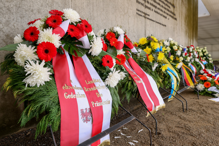 Kranz zum Gedenken des Landtages Brandenburg am Zentralen Gedenkort Station Z in der Gedenkstätte Sachsenhausen