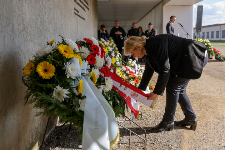 Landtagspräsidentin Prof. Dr. Ulrike Liedtke bei der Kranzniederlegung am zentralen Gedenkort „Station Z“