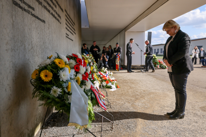 Landtagspräsidentin Prof. Dr. Ulrike Liedtke bei der Kranzniederlegung am zentralen Gedenkort „Station Z“