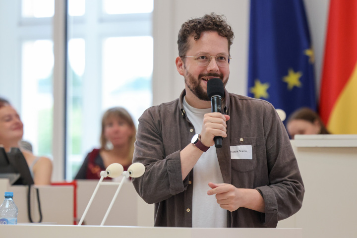 Kultureller Beitrag von Henrik Szanto, Slam-Poet und Spoken-Word-Künstler