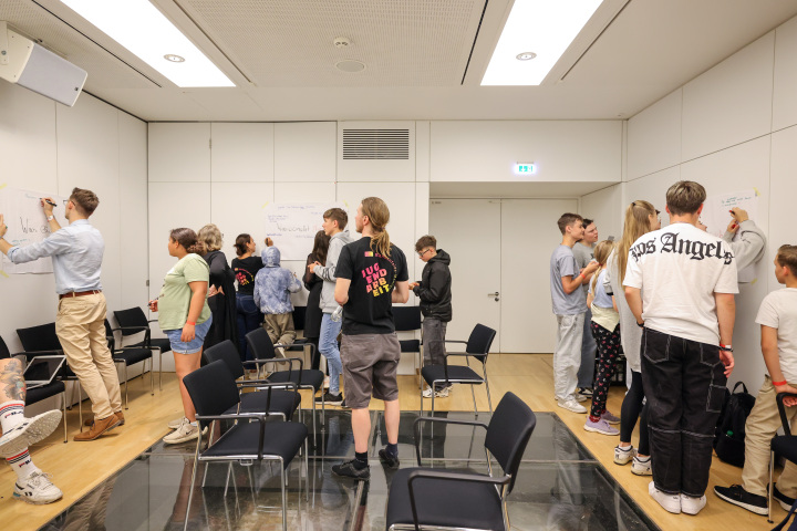 Impressionen der Workshops innerhalb und außerhalb des Landtages