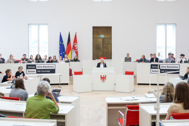 Blick in den Plenarsaal während der Begrüßung der Landtagspräsidentin Prof. Dr. Ulrike Liedtke