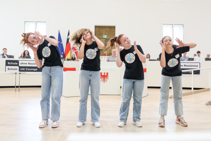 Choreografie „Song gegen Rassismus“ durch Schülerinnen der Herbert-Tschäpe Grundschule